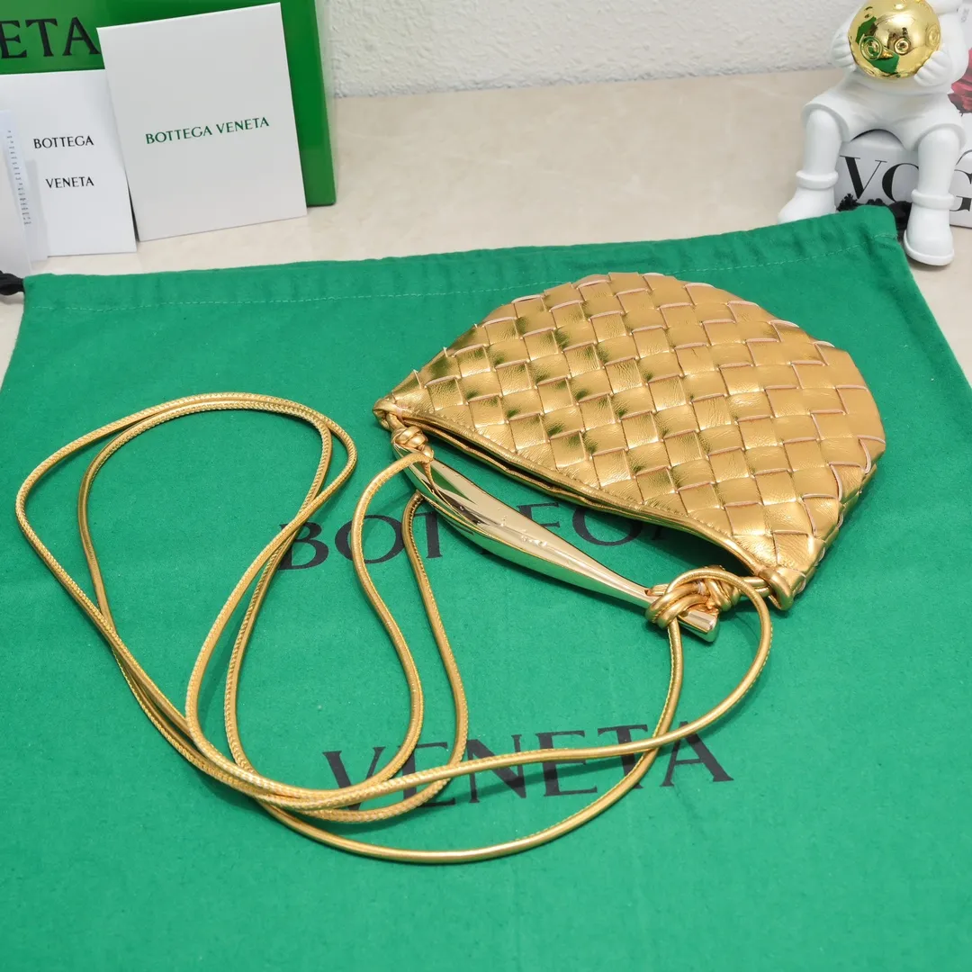 Batch of 1260 BV Mini Sardine is coming‼ ️Super high-end, stainless steel hardware + 24k real gold plating process, fish scales (concave and convex positions) are the finishing touch, the sardine bag that can be carried cross-body is completely beautiful to the heart. The metal element handle and weaving are perfectly combined to completely integrate the artistic sense and elegance and fashion. It is really like a work of art🏺The large size is elegant, the small size is exquisite and cute, a must-have item for fashionistas, and the details are perfectly reproduced. Style number: 6680# Size 20*12*2.5
